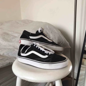  - Säljer mina Vans Old skool i strl 38.5✨ använda, jack i tyget, annars gott skick!!   Möts upp i centrala Sthlm annars tillkommer Frakt! Pris kan diskuteras vid snabbt köp!