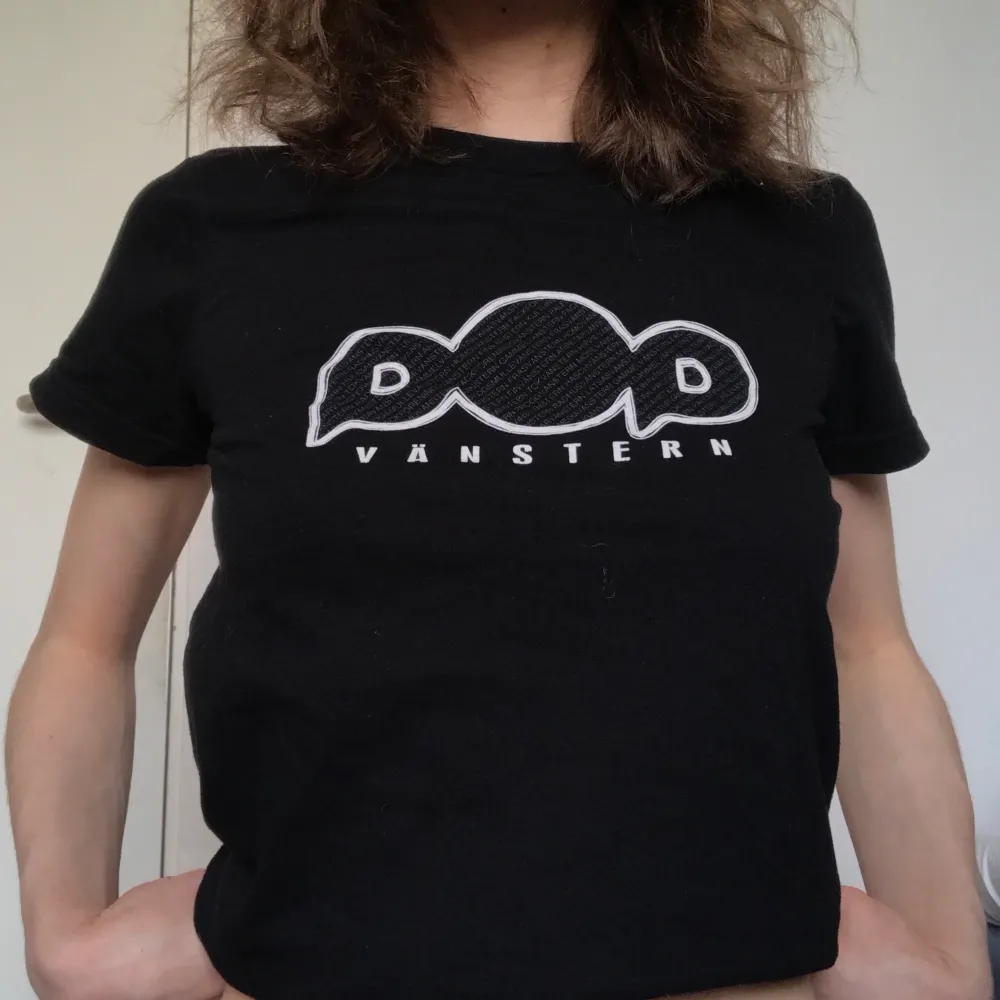 Den klassiska popvänster-tröjan. Tryckt av Ung Vänster, såklart. I dom tjocka bokstäverna står andra sorter, som ”rödvinsvänstern”, ”pannkaksvänstern” och ”hippievänstern”. . T-shirts.