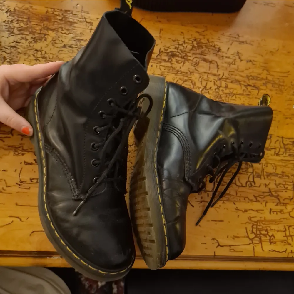 Jag säljer mina använda dr martens i äkta läder från ca 2016 i storlek 40, 8,5 i US. De har lite slitmärken och närbild kan skickas ifall det önskas. Säljer för mer än halva priset vad de egentligen är köpta för. (Exklusive frakt) . Skor.