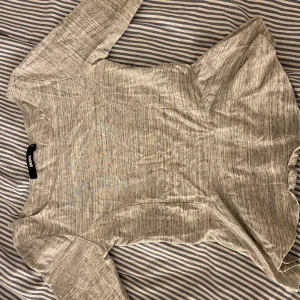 Grå tröja med ”volanger” ner till - Grå tröja med ”volanger” ner till väldigt stil ren och matchar till de mesta, köparen står för ev frakt 