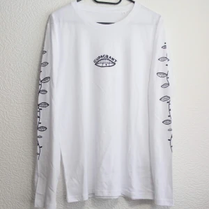 GUDAGRANT Unisex  long sleeve tee  - LÅNGÄRMAD T-SHIRT design av mig och tryckt på vårat tryckeri GUDAGRANT! Har denna kvar från en pop up i storlekarna S till XXL. Mjukt material och skitsnygga. Frakt ca 44kr,ev billigare 