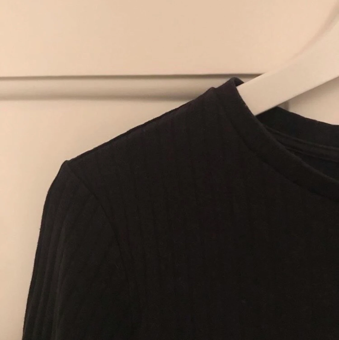 Svart ribbad tröja  - 90