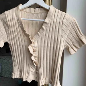  - Populära croptop i ljusbeige färg. Pärlknapparna är användbara. Denna är i nyskick och oanvänd:)  Har en i röd också❤️  ❌endast den röda kvar