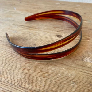  Diadem vintage - Vintage diadem i plast. Passar ett ganska litet huvud.