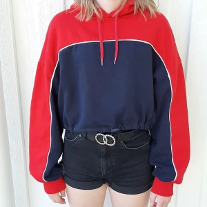 Hoddie  - Säljer denna fina blå röda hoddie från H&M. Bra bevarad. Kan vara lite kort för vissa men då kan du bara ta ett linne under eller ha den bara som den är.Frakt tillkommer🥰❤