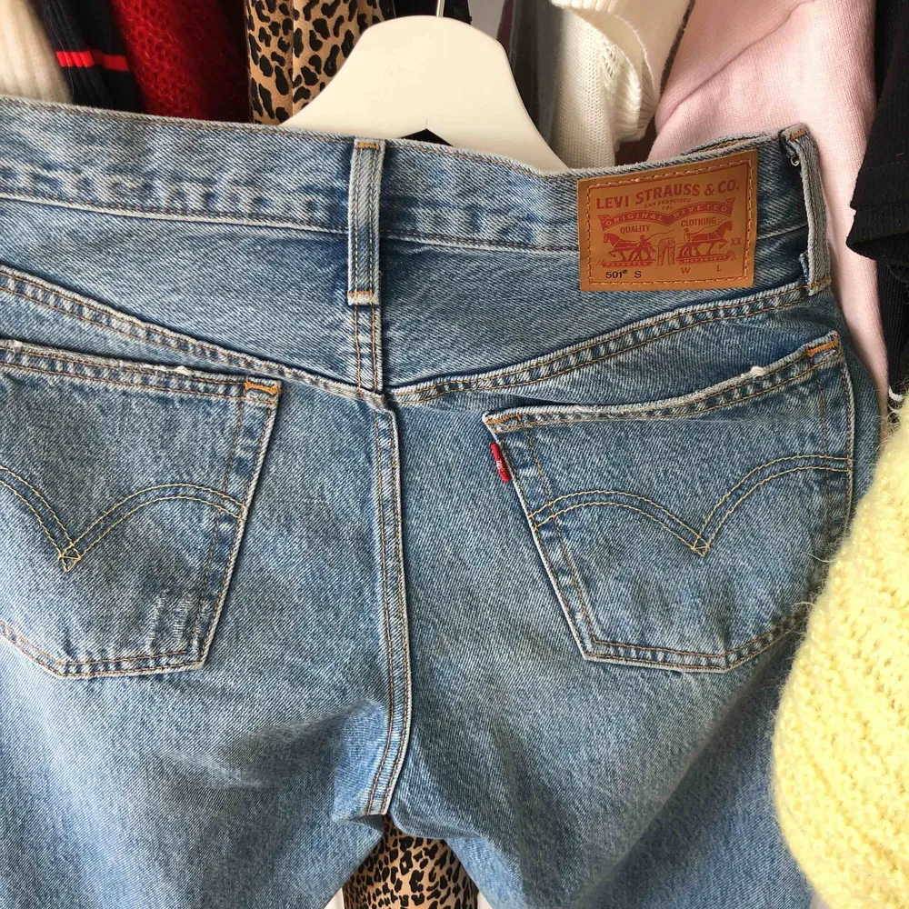 501 Levis jeans i sjukt bra skick! Köptes för ett halvår sedan i USA, men har sällan används Frakt tillkommer eller möts upp i centrala Stockholm!🤜🏼. Jeans & Byxor.