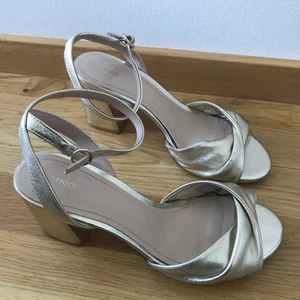 Klackskor mango guld imitation 37 - Säljer dessa fina då jag har för många klackskor. Finns en del skavanker men inget jag tänkt på (se bilder). Frakten ingår i priset 