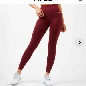  - Helt oanvända Core tights från Beaybl.com, säljs då jag fick ett par extra och inte behöver två i samma färg. Jättesköna och fina, inte ett dugg genomskinliga! 