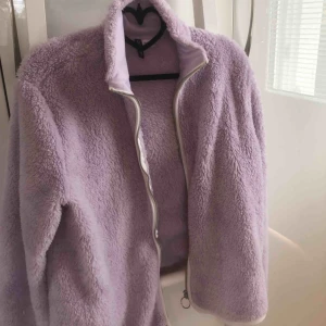  - jääätteskön kofta från hm. hur mysig som helst i en jättefin lila färg. aldrig använd. köparen står för eventuell frakt 