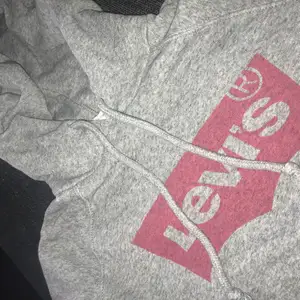 Fin Levi’s hoodie, mycket fint skick. Storlek xs men väldigt oversized. 