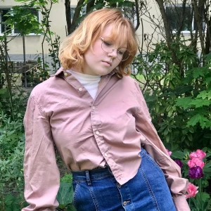 Remade skjorta - Skjorta med puffig ärm  Strl ca M, fråga om exakt mått  Avhämtning i midsommarkransen eller frakt 63kr (spårbart)  