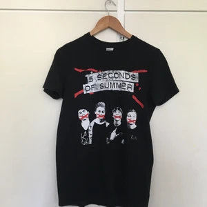 5sos tröja - En tshirt från 5 seconds of summers 2015 turne. Använd fåtal gånger och är i superfint skick. Datum finns på ryggen. Köparen betalar frakt.