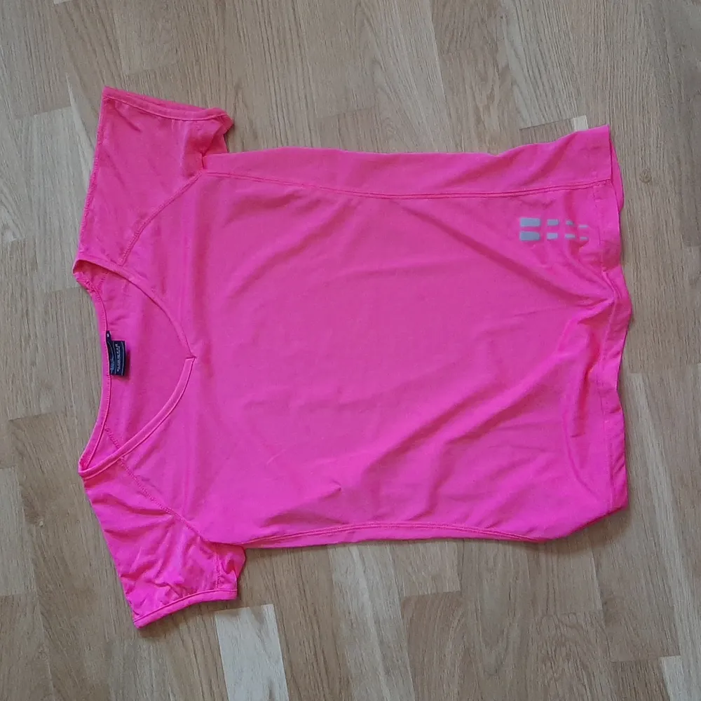 Neon rosa (bild 2). Knappt använd men väldigt fin neckline (V) och färg. 100 kr inklusive frakt . T-shirts.