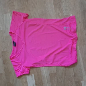 Neon rosa träningströja - Neon rosa (bild 2). Knappt använd men väldigt fin neckline (V) och färg. 100 kr inklusive frakt 