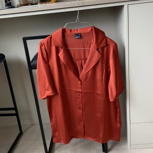 Blus - Frakt tillkommer 63kr