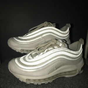 Nike air max 97 - Inköpta på Zalando för ca 2 år sen och har inte kommit till nog användning sen dess. Har vissa missfärgningar (se bild 3) men annars bra skick. Hör av er vid frågor och fler bilder <3