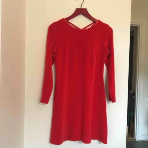  - Klänning i röd velour med fin detalj i ryggen. Sörjer så mycket att jag växt ur den. Köpt second hand.