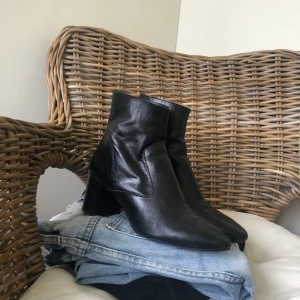 Stövletter Mango - Stövletter från Mango, använda ca 2-3 gånger, skinnimitaton men väldigt likt skinn, väldigt fin passform! Dragkedja där bak. Säljes pga för mycket skor. 