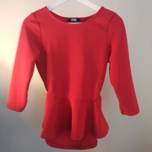 Fin topp med öppen rygg  - Sparsamt använd topp. Fint med den öppna ryggen och den markerade midjan. Strl S stämmer bra med verkligheten. Köparen står för frakten. 