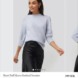 Stickad ljusblå tröja storlek XS från NA-KD. Aldrig använd, så helt i nyskick. Kan mötas i Stockholm eller skickas mot fraktkostnad :)