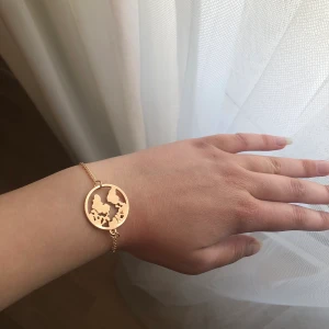  World map armband  - Oanvänt armband, finns även i silver. Frakten ingår i priset 