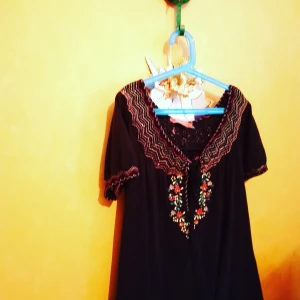 Kort klänning Indiska  - Storlek M men väldigt kort. Jag har haft den mer som tröja till tights. Svart med blommönster. Inköpt för 299 säljer för 50 kronor kan mötas upp i Stockholm. Eller står köpare för frakt 