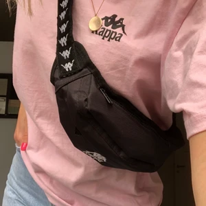 Midjeväska från Kappa - Svart midjeväska från kappa med justerbart band. Skicket är som nytt! 💓 
