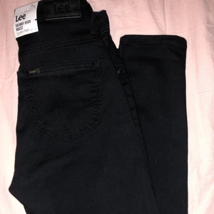 Lee skinny high waist - Lee jeans, skinny high i strech, storlek 25/31, helt nya, super snygga men tyvärr för små över rumpan på mig 😫 skriv bud:) 