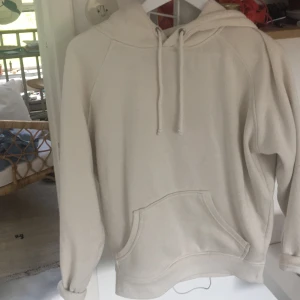 Hoodie - Jättefin vit Hoodie från Bik Bok. Den är liiite nopprig men det är inget man tänker på:)