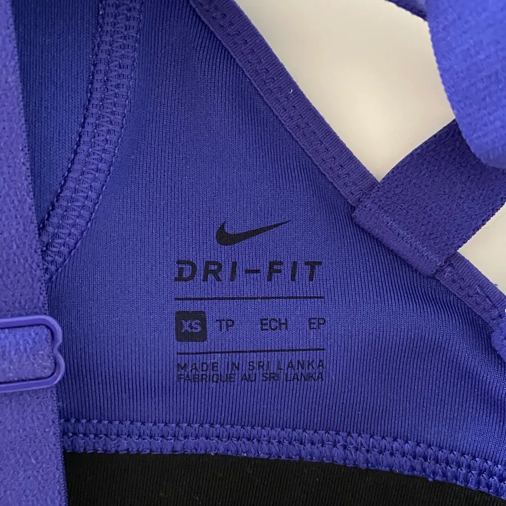 Blålila sport-bh från Nike med superfin rygg (se bild 2), jättefint skick och frakt på 42kr tillkommer😇. Övrigt.