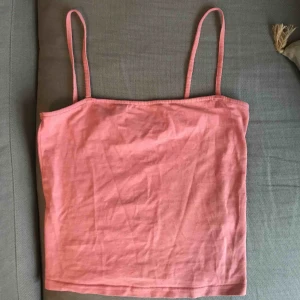  - Ett skönt och trendigt linne i en superfin rosa färg🥰 helt ny och oanvänd! En lite kortare modell och sitter superfint💞 frakt tillkommer på 11kr☺️