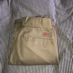 Dickies 874 byxor  - Sitter som en S/36/26 i midjan men storleken är ”killstorlek” jag är 168 & de sitter perfekt på mig i längd & midja. Använda ett fåtal gånger inköpta för ca 600 kr 