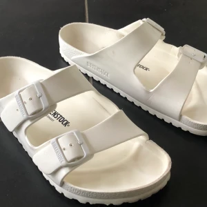 Birkenstock - Säljer dessa superfina birkenstock. Har bara används några få gånger💓