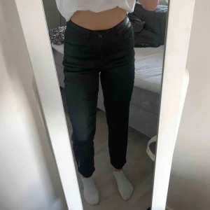  - Skinnbyxor från bikbok i mom modell.  Aldrig använda  Ordinarie pris:600kr  Strl: S