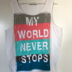 Linne herr 🌴 -  Jättebra skick, knappt använt Storlek M 100% bomull 🧺Tvättat efter användning 🚫Djurfritt och rökfritt hem 📍Kan mötes upp i Mölnlycke  📬Kan skickas mot fraktkostnad(44 kr) 