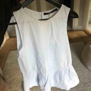  - Ljusblå topp från zara. Använd endast en eller två gånger. Köpt för 250kr. 