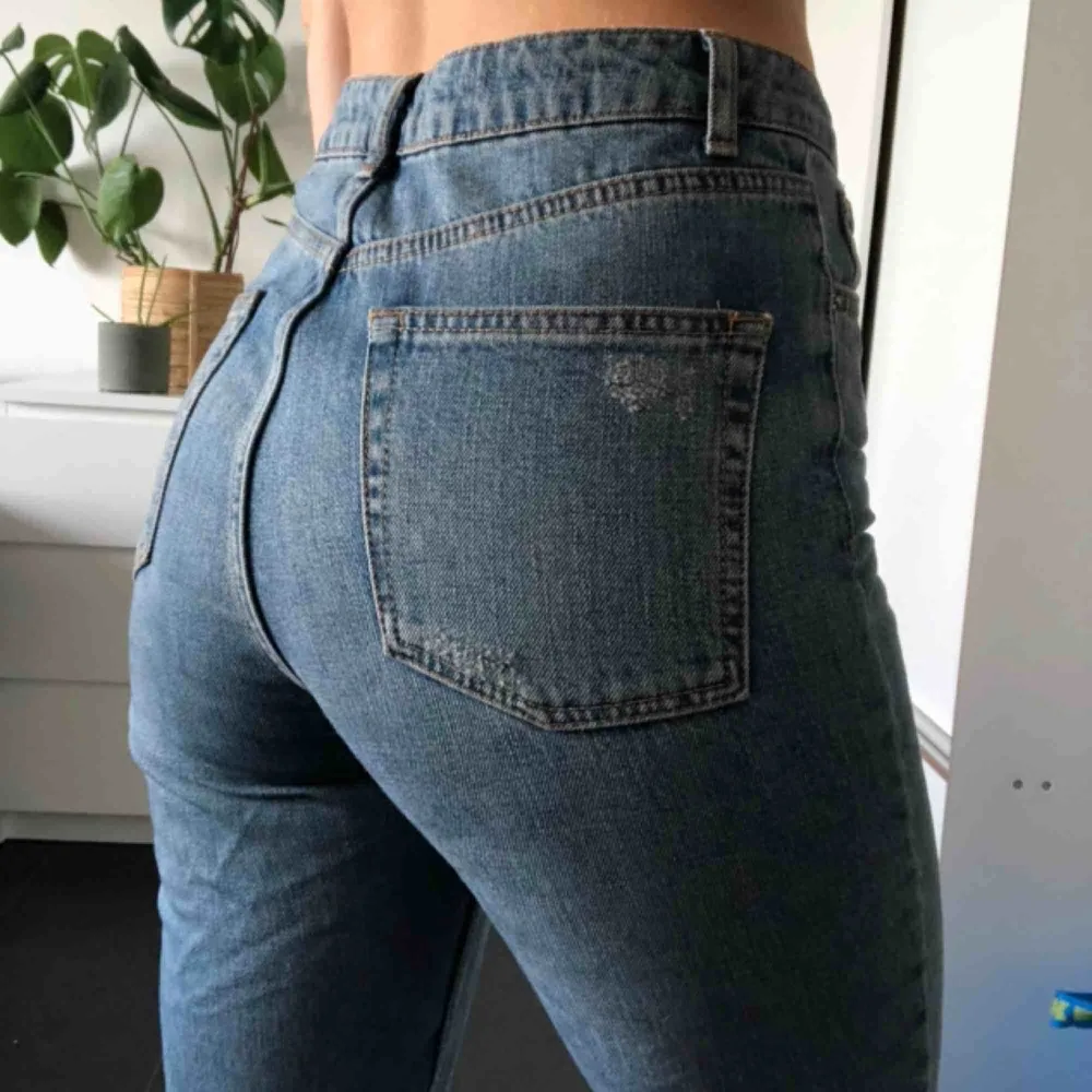 Mom jeans från topshop, superbra skick. Hål på vänster knä.   Bud på 120kr, säljes 7/10 om ej högre bud 😊. Jeans & Byxor.