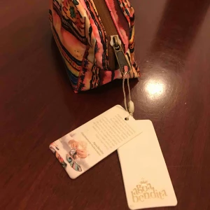  - Necessär av märket Agua Bendita. Helt ny. Miami style. 