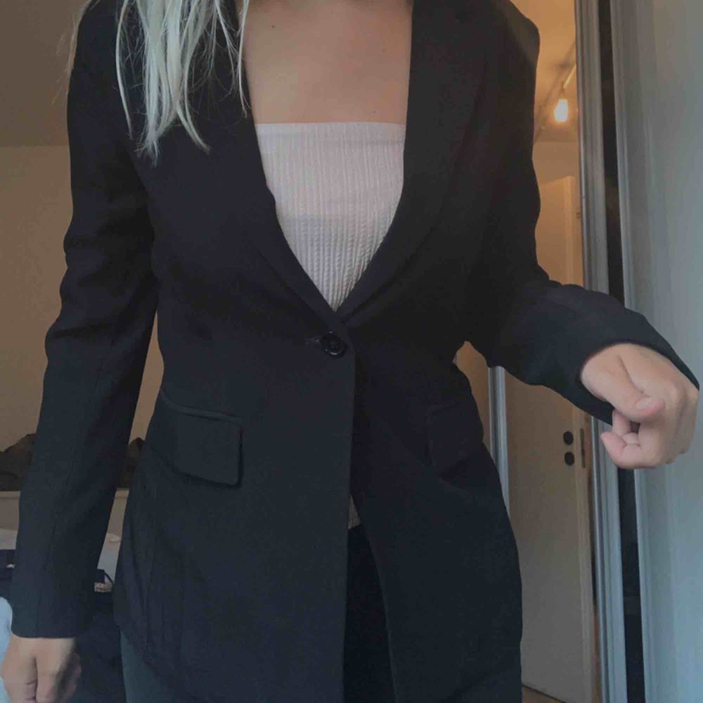 Snygg blazer från NAKD i storlek 34, passar mig som vanligtvis har 36. Använd ca 5 ggr. Nypris 599kr, jag säljer den för 270kr inklusive frakt . Jackor.