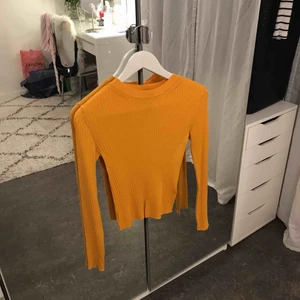  - Senapsgul ribbad top från H&M. Aldrig använd. Nypris 99 SEK.