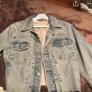  - Helt oanvänd cropt jeans jacka super trendigt o snyggt 