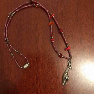  - Mycket fin handkonst .  Med stenar och metalldetaljer.  Och en liten jiraff 