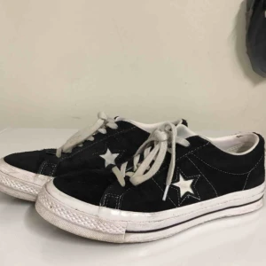  - Säljer mina converse one star i storlek 37,5 men dom passar även 38☺️ är i någorlunda använt skick men fortfarande fina! Frakten ingår🥰