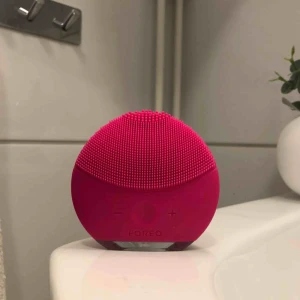  - Foreo Luna Mini 2. Äkta. Levereras steriliserad och fulladdad. Laddare ingår. 2 år gammal men ser ut som sprillans ny då ingen pigg är borta och inget är nött.  Nypris 1200kr.