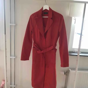  - Ursnygg kappa från Filippa K i röd demin. Tyvärr för stor för mig 😭 Snygga detaljer med några slitningar.  Fler bilder kan skickas. Köparen står för ev frakt.  
