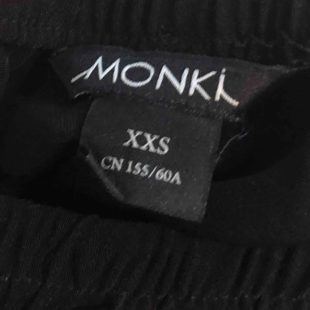 Ett par fina byxor från monki i storlek xxs men passar mig som har xs.   Ej upphämtning . Jeans & Byxor.