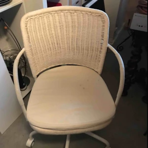  - Säljer min  kontorstor eftersom att jag köpt en ny och inte får en användning för denna :) 