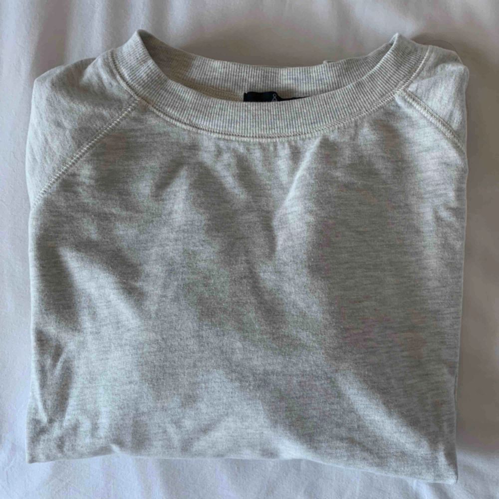 Ljusgrå tröja från Åhléns. Använt skick . Huvtröjor & Träningströjor.