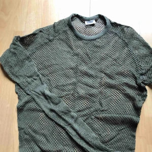  - Grön meshtröja med långa ärmar från weekday!  Småhål! 