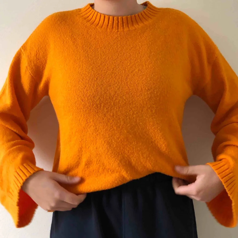 Fin, orange stickad tröja med vida ärmar från Ivy Revel 🧡 Sparsamt använd, säljer pga använder inte längre. Frakt ingår!. Stickat.